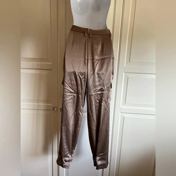 Aritzia Babaton
Refined Satin Cargo
Pant Modern  Taupe size 4, Edgy Streetwear. - Picture 9 of 16